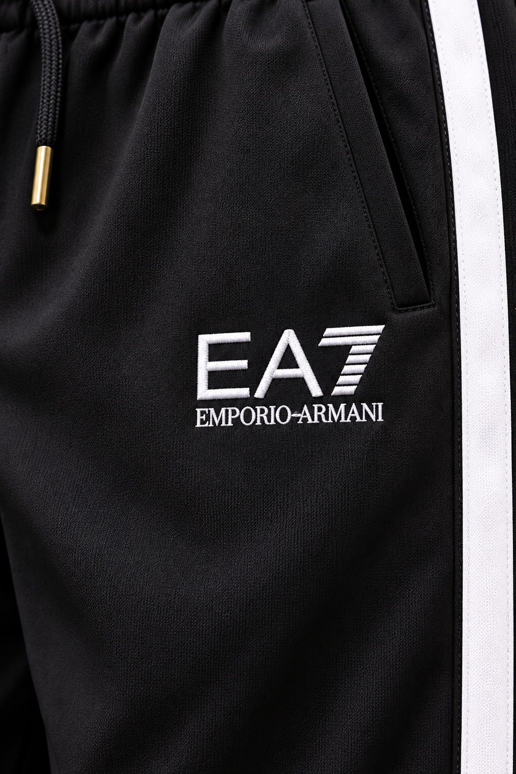 Detaliu siglă cusută pantaloni