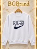 Bluză Nike albă pe umeraș