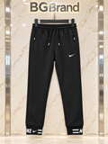 18 - Pantaloni Nike